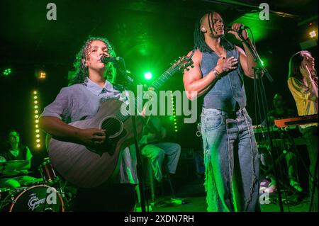 Tiny Habits beginnen ihre „Little Bit FAR“ Tour in Leeds, Großbritannien mit: Tiny Habits, Cinya Khan, Maya Rae, Judah Mayowa Where: Leeds, United Kingdom Wann: 22 May 2024 Credit: Graham Finney/WENN Stockfoto