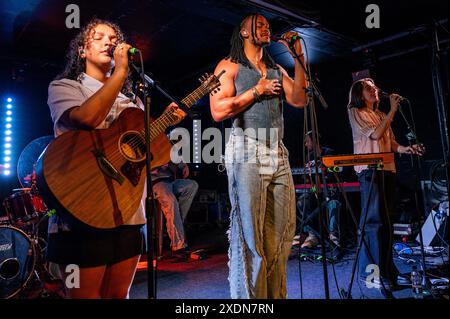 Tiny Habits beginnen ihre „Little Bit FAR“ Tour in Leeds, Großbritannien mit: Tiny Habits, Cinya Khan, Maya Rae, Judah Mayowa Where: Leeds, United Kingdom Wann: 22 May 2024 Credit: Graham Finney/WENN Stockfoto