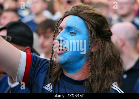 Glasgow, Großbritannien. Juni 2024. Im letzten Spiel der Gruppe A der UEFA-Europameisterschaft (EURO 24) spielte Schottland in Stuttgart gegen Ungarn. Das Endspiel war Schottland 0:1 Ungarn, wobei K Cosboth das Siegtor in 90 10 Minuten erzielte. Das macht Schottland aus dem Wettbewerb, und die Enttäuschung ist bei den Fans offensichtlich, die die Fan Zone in Glasgow, Schottland, Großbritannien besuchten. Quelle: Findlay/Alamy Live News Stockfoto