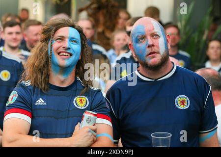 Glasgow, Großbritannien. Juni 2024. Im letzten Spiel der Gruppe A der UEFA-Europameisterschaft (EURO 24) spielte Schottland in Stuttgart gegen Ungarn. Das Endspiel war Schottland 0:1 Ungarn, wobei K Cosboth das Siegtor in 90 10 Minuten erzielte. Das macht Schottland aus dem Wettbewerb, und die Enttäuschung ist bei den Fans offensichtlich, die die Fan Zone in Glasgow, Schottland, Großbritannien besuchten. Quelle: Findlay/Alamy Live News Stockfoto