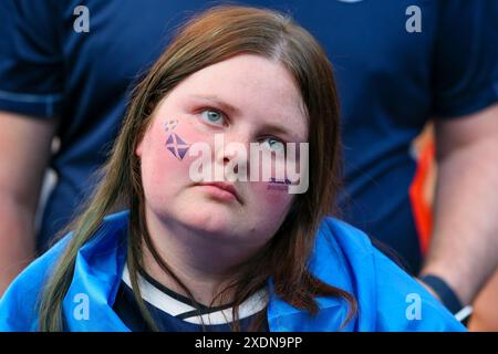 Glasgow, Großbritannien. Juni 2024. Im letzten Spiel der Gruppe A der UEFA-Europameisterschaft (EURO 24) spielte Schottland in Stuttgart gegen Ungarn. Das Endspiel war Schottland 0:1 Ungarn, wobei K Cosboth das Siegtor in 90 10 Minuten erzielte. Das macht Schottland aus dem Wettbewerb, und die Enttäuschung ist bei den Fans offensichtlich, die die Fan Zone in Glasgow, Schottland, Großbritannien besuchten. Quelle: Findlay/Alamy Live News Stockfoto