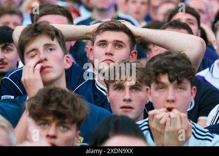 Glasgow, Großbritannien. Juni 2024. Im letzten Spiel der Gruppe A der UEFA-Europameisterschaft (EURO 24) spielte Schottland in Stuttgart gegen Ungarn. Das Endspiel war Schottland 0:1 Ungarn, wobei K Cosboth das Siegtor in 90 10 Minuten erzielte. Das macht Schottland aus dem Wettbewerb, und die Enttäuschung ist bei den Fans offensichtlich, die die Fan Zone in Glasgow, Schottland, Großbritannien besuchten. Quelle: Findlay/Alamy Live News Stockfoto