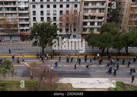 Santiago, Metropolitana, Chile. Juni 2024. Skater feiern den Skateboardtag in den Straßen von Santiago, Chile. (Kreditbild: © Matias Basualdo/ZUMA Press Wire) NUR REDAKTIONELLE VERWENDUNG! Nicht für kommerzielle ZWECKE! Stockfoto