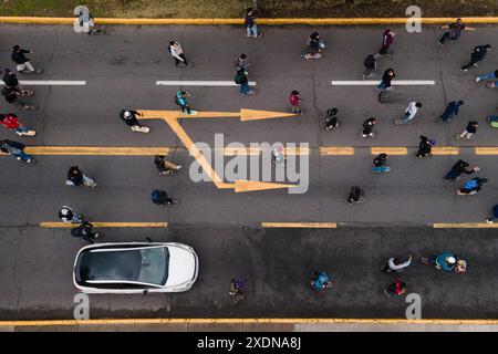 Santiago, Metropolitana, Chile. Juni 2024. Drohnenblick auf Skater, die den Skateboardtag in den Straßen von Santiago, Chile, feiern. (Kreditbild: © Matias Basualdo/ZUMA Press Wire) NUR REDAKTIONELLE VERWENDUNG! Nicht für kommerzielle ZWECKE! Stockfoto