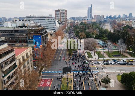 Santiago, Metropolitana, Chile. Juni 2024. Skater feiern den Skateboardtag in den Straßen von Santiago, Chile. (Kreditbild: © Matias Basualdo/ZUMA Press Wire) NUR REDAKTIONELLE VERWENDUNG! Nicht für kommerzielle ZWECKE! Stockfoto