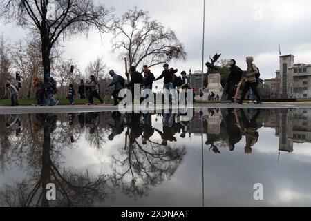 Santiago, Metropolitana, Chile. Juni 2024. Skater feiern den Skateboardtag in den Straßen von Santiago, Chile. (Kreditbild: © Matias Basualdo/ZUMA Press Wire) NUR REDAKTIONELLE VERWENDUNG! Nicht für kommerzielle ZWECKE! Stockfoto