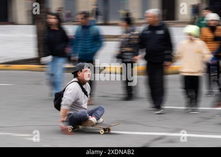 Santiago, Metropolitana, Chile. Juni 2024. Skater feiern den Skateboardtag in den Straßen von Santiago, Chile. (Kreditbild: © Matias Basualdo/ZUMA Press Wire) NUR REDAKTIONELLE VERWENDUNG! Nicht für kommerzielle ZWECKE! Stockfoto