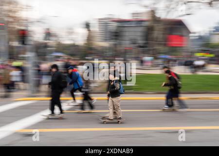 Santiago, Metropolitana, Chile. Juni 2024. Skater feiern den Skateboardtag in den Straßen von Santiago, Chile. (Kreditbild: © Matias Basualdo/ZUMA Press Wire) NUR REDAKTIONELLE VERWENDUNG! Nicht für kommerzielle ZWECKE! Stockfoto