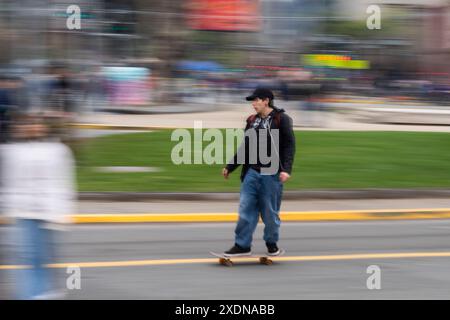 Santiago, Metropolitana, Chile. Juni 2024. Skater feiern den Skateboardtag in den Straßen von Santiago, Chile. (Kreditbild: © Matias Basualdo/ZUMA Press Wire) NUR REDAKTIONELLE VERWENDUNG! Nicht für kommerzielle ZWECKE! Stockfoto