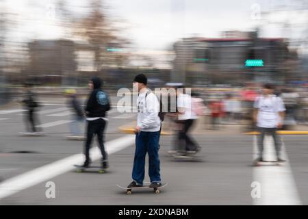 Santiago, Metropolitana, Chile. Juni 2024. Skater feiern den Skateboardtag in den Straßen von Santiago, Chile. (Kreditbild: © Matias Basualdo/ZUMA Press Wire) NUR REDAKTIONELLE VERWENDUNG! Nicht für kommerzielle ZWECKE! Stockfoto