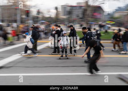 Santiago, Metropolitana, Chile. Juni 2024. Skater feiern den Skateboardtag in den Straßen von Santiago, Chile. (Kreditbild: © Matias Basualdo/ZUMA Press Wire) NUR REDAKTIONELLE VERWENDUNG! Nicht für kommerzielle ZWECKE! Stockfoto