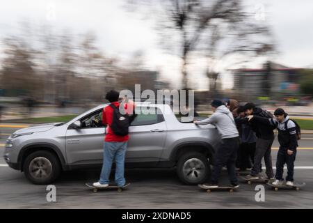 Santiago, Metropolitana, Chile. Juni 2024. Skater feiern den Skateboardtag in den Straßen von Santiago, Chile. (Kreditbild: © Matias Basualdo/ZUMA Press Wire) NUR REDAKTIONELLE VERWENDUNG! Nicht für kommerzielle ZWECKE! Stockfoto