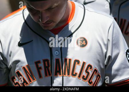 St. Louis, Usa. Juni 2024. San Francisco Giants Patrick Bailey spaziert in einem Spiel gegen die St. Louis Cardinals im Busch Stadium in St. Louis am Sonntag, den 23. Juni 2024, mit der Nummer 24 auf seiner Uniform. Alle Spieler der San Francisco Giants tragen den Patch, um das Leben des verstorbenen Willie Mays zu ehren, der am 18. Juni 2024 im Alter von 93 Jahren starb. Foto: Bill Greenblatt/UPI Credit: UPI/Alamy Live News Stockfoto