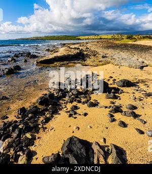 Broken Coral Reef und Tide Pools am Airstrip Beach, Salt Pond Beach Park, Hanapepe, Kauai, Hawaii, USA Stockfoto