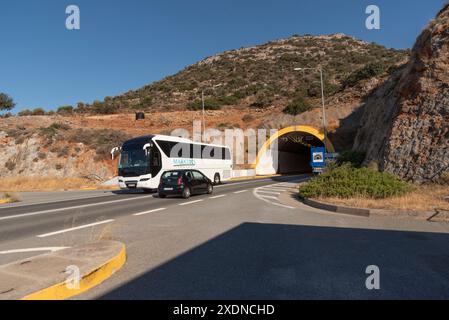 Heraklion Kreta Griechenland Europa. 08. 06. 2024. Touristenbus aus einem Bergtunnel entlang der Nationalstraße E75 in der Nähe von Heraklion Nord CRE Stockfoto