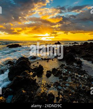 Sonnenuntergang an der vulkanischen Küste von Makena Beach, Makena State Park, Maui, Hawaii, USA Stockfoto