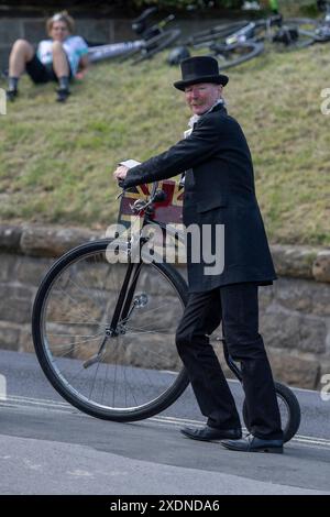 Unterhaltung auf einem Penny Farthing während der British National Road Cycling Championships in Saltburn by the Sea, Cleveland, England am Sonntag, den 23. Juni 2024. (Bild: Trevor Wilkinson | MI News) Credit: MI News & Sport /Alamy Live News Stockfoto