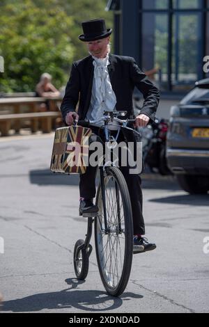 Unterhaltung auf einem Penny Farthing während der British National Road Cycling Championships in Saltburn by the Sea, Cleveland, England am Sonntag, den 23. Juni 2024. (Bild: Trevor Wilkinson | MI News) Credit: MI News & Sport /Alamy Live News Stockfoto