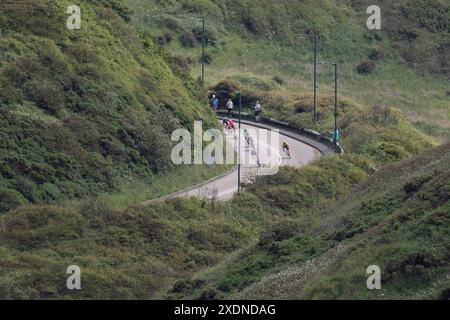 Männliche Fahrer erscheinen um die Kurve in der Nähe von Cat NAB in Richtung Ship Inn während der British National Road Cycling Championships in Saltburn by the Sea, Cleveland, England am Sonntag, den 23. Juni 2024. (Bild: Trevor Wilkinson | MI News) Credit: MI News & Sport /Alamy Live News Stockfoto