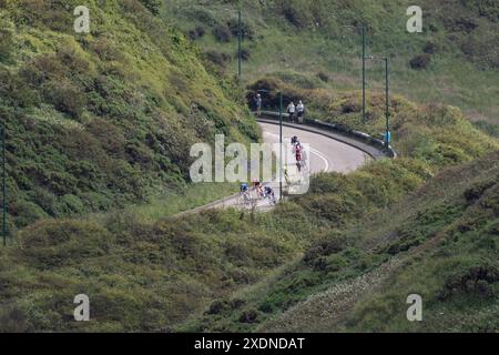 Männliche Fahrer erscheinen um die Kurve in der Nähe von Cat NAB in Richtung Ship Inn während der British National Road Cycling Championships in Saltburn by the Sea, Cleveland, England am Sonntag, den 23. Juni 2024. (Bild: Trevor Wilkinson | MI News) Credit: MI News & Sport /Alamy Live News Stockfoto