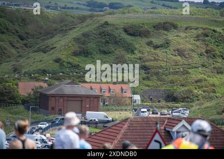 Männliche Fahrer fahren während der British National Road Cycling Championships in Saltburn by the Sea, Cleveland, England, am Sonntag, den 23. Juni 2024, den Hang bei Cat NAB in Richtung Ship Inn hinunter. (Bild: Trevor Wilkinson | MI News) Credit: MI News & Sport /Alamy Live News Stockfoto