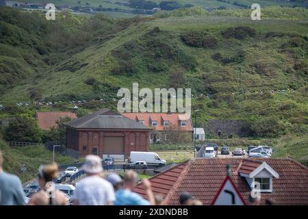 Männliche Fahrer fahren während der British National Road Cycling Championships in Saltburn by the Sea, Cleveland, England, am Sonntag, den 23. Juni 2024, den Hang bei Cat NAB in Richtung Ship Inn hinunter. (Bild: Trevor Wilkinson | MI News) Credit: MI News & Sport /Alamy Live News Stockfoto