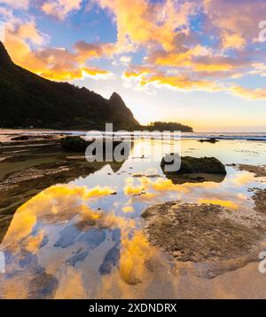 Wunderschöner Sonnenuntergang auf den Gezeitenpools am Tunnels Beach, Kauai, Hawaii, USA Stockfoto