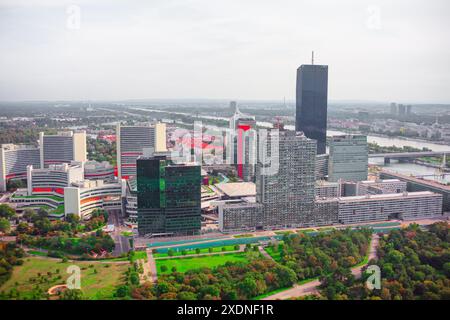 Die urbane Landschaft ist mit beeindruckenden architektonischen Strukturen gefüllt. Die Skyline der Stadt Wien mit hoch aufragenden Gebäuden, die in den Himmel ragen Stockfoto