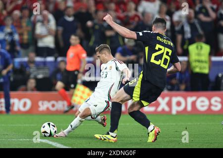 Stuttgart, Deutschland. Juni 2024. Kevin Csoboth (Ungarn)Scott McKenna (Schottland) während des Spiels zur UEFA Euro Germany 2024 zwischen Schottland 0-1 Ungarn in der Stuttgart Arena am 23. Juni 2024 in Stuttgart. Kredit: Maurizio Borsari/AFLO/Alamy Live News Kredit: Aflo Co. Ltd./Alamy Live News Stockfoto