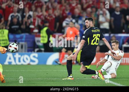 Stuttgart, Deutschland. Juni 2024. Kevin Csoboth (Ungarn)Scott McKenna (Schottland) während des Spiels zur UEFA Euro Germany 2024 zwischen Schottland 0-1 Ungarn in der Stuttgart Arena am 23. Juni 2024 in Stuttgart. Kredit: Maurizio Borsari/AFLO/Alamy Live News Kredit: Aflo Co. Ltd./Alamy Live News Stockfoto