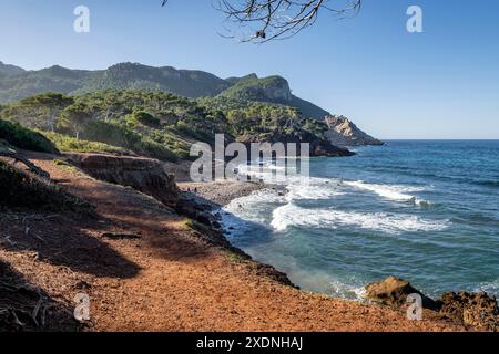 Strand von Son Bunyola, Wandern in Volta des General, Naturpark der Sierra de la Tramuntana, Banyalbufar, Mallorca, Spanien. Stockfoto