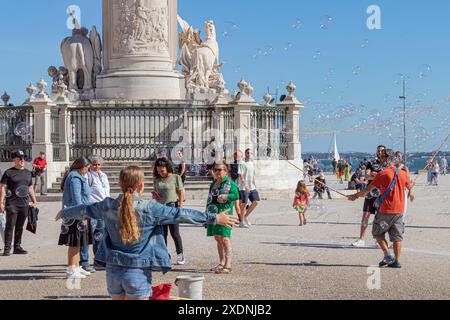 Leute, die Spaß mit Seifenblasen in Terreiro do Pac, Lissabon, Portugal haben Stockfoto