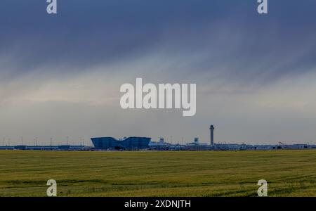 Denver International Airport in der Ferne vor dem stürmischen Himmel Stockfoto