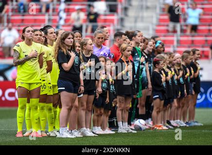 Harrison, Usa. Juni 2024. Harrison, USA, 13. Juni 2024: Washington Spirit und ihre Maskottchen während der Nationalhymne vor dem Spiel der National Women's Soccer League zwischen Gotham FC und Washington Spirit in der Red Bull Arena in Harrison, NJ, USA (NUR REDAKTIONELLE VERWENDUNG). (Rebekah Wynkoop/SPP) Credit: SPP Sport Press Photo. /Alamy Live News Stockfoto
