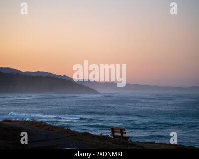 Herrlicher rosa und blauer Sonnenuntergang, der sich in Wolken im Osten über dem Pazifik spiegelt, NSW Australien Stockfoto