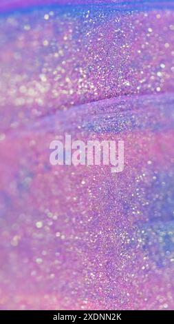 Glitzer-Flüssigtextur. Flüssigschimmer verschüttet. Defokussierte rosa lila Farbe glänzende Partikel nass glühende Tinte Glanz Farbe Welle abstrakte Kunst Hintergrund mit Bokeh Lichter. Stockfoto