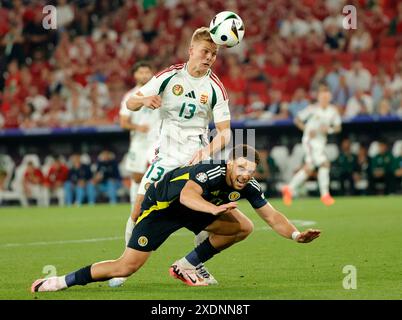 Stuttgart, Deutschland. Juni 2024. Andras Schafer (Top) aus Ungarn streitet mit Che Adams aus Schottland während des Gruppenspiels der UEFA Euro 2024 in Stuttgart, Deutschland, am 23. Juni 2024. Quelle: Philippe Ruiz/Xinhua/Alamy Live News Stockfoto