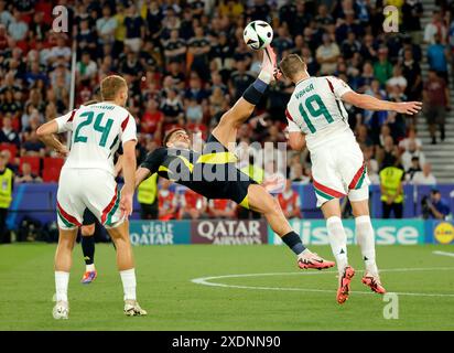 Stuttgart, Deutschland. Juni 2024. Che Adams (C) aus Schottland tritt beim Spiel der UEFA Euro 2024 Gruppe A zwischen Schottland und Ungarn am 23. Juni 2024 in Stuttgart an. Quelle: Philippe Ruiz/Xinhua/Alamy Live News Stockfoto