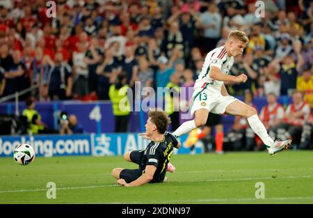 Stuttgart, Deutschland. Juni 2024. Andras Schafer (R) aus Ungarn streitet mit Jack Hendry aus Schottland während des Spiels der UEFA Euro 2024 Gruppe A zwischen Schottland und Ungarn in Stuttgart am 23. Juni 2024. Quelle: Philippe Ruiz/Xinhua/Alamy Live News Stockfoto