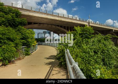 Ein gekrümmter Fußgängerweg am Lady Bird Lake unter der South Congress Bridge in Austin, Texas Stockfoto