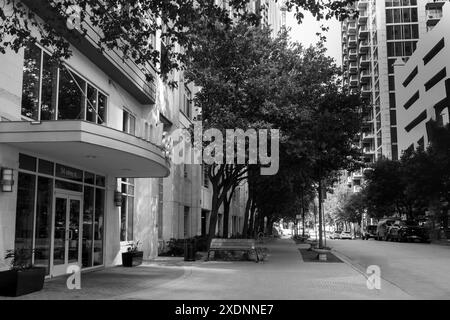 Rainey Street in Austin, Texas, mit diesem atemberaubenden Schwarzweiß-Foto. Das Bild zeigt einen ruhigen Blick auf die Straße mit modernen Gebäuden. Stockfoto