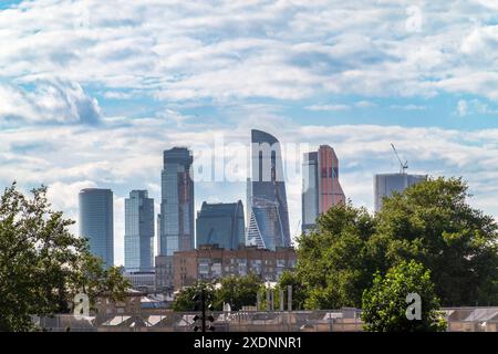 Blick auf Moskau Stadt von der Aussichtsplattform des Gorki-Parks in Moskau. Blick auf moskau Stadt vom gorki Park Stockfoto