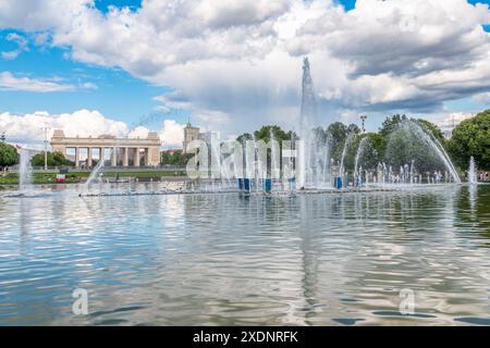 Moskau, Russland - 27. Juli 2019: Die Menschen ruhen an heißen Sommertagen in der Nähe des Brunnens im Gorki-Park aus. Menschenmenge in der Nähe des Wassers. Stockfoto