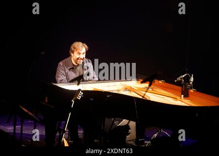 Limoges, Frankreich. Juni 2024. Der Songwriter und Pianist André Manoukian präsentiert seine neue Musikshow „ein Engel am Fenster des Orients“ mit dem französisch-griechischen Sänger Dafné Kritharas an der Limoges Opera. Originalwerk für Klavier, Gesang und Chor. Limoges, Limousin, Frankreich, Europa. Foto: HM Images/Alamy Live News. Stockfoto