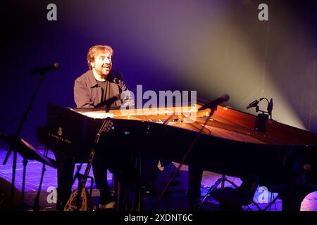 Limoges, Frankreich. Juni 2024. Der Songwriter und Pianist André Manoukian präsentiert seine neue Musikshow „ein Engel am Fenster des Orients“ mit dem französisch-griechischen Sänger Dafné Kritharas an der Limoges Opera. Originalwerk für Klavier, Gesang und Chor. Limoges, Limousin, Frankreich, Europa. Foto: HM Images/Alamy Live News. Stockfoto