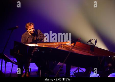 Limoges, Frankreich. Juni 2024. Der Songwriter und Pianist André Manoukian präsentiert seine neue Musikshow „ein Engel am Fenster des Orients“ mit dem französisch-griechischen Sänger Dafné Kritharas an der Limoges Opera. Originalwerk für Klavier, Gesang und Chor. Limoges, Limousin, Frankreich, Europa. Foto: HM Images/Alamy Live News. Stockfoto