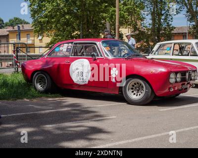 Castellarquato, Italien - 22. Juni 2024 Rallye mit Silberflagge, klassisches rotes alfa romeo gta Coupé mit Rennaufklebern, die während eines V Stockfoto