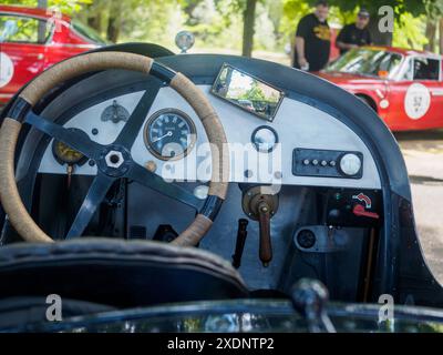 Castellarquato, Italien - 22. Juni 2024 Rallye mit silberner Flagge , klassisches Auto mit Schwerpunkt auf hölzernem Lenkrad, Armaturenbrett und Anzeigen, Sugge Stockfoto
