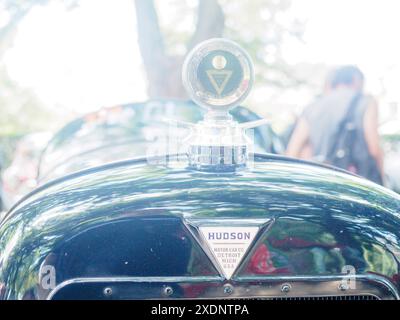 Castellarquato, Italien - 22. Juni 2024 Silberflagge-Rallye, glänzende Kapuzendekoration eines alten hudson-Motorwagens, das das Sonnenlicht reflektiert, mit einer Unschärfe Stockfoto