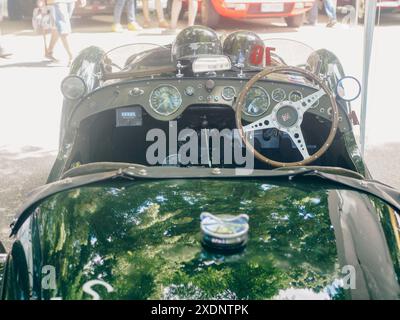 Castellarquato, Italien - 22. Juni 2024 Silver Flag Rallye, klassischer grüner englischer Sportwagen mit Holzlenkrad und Armaturenbrett auf der Messe Stockfoto